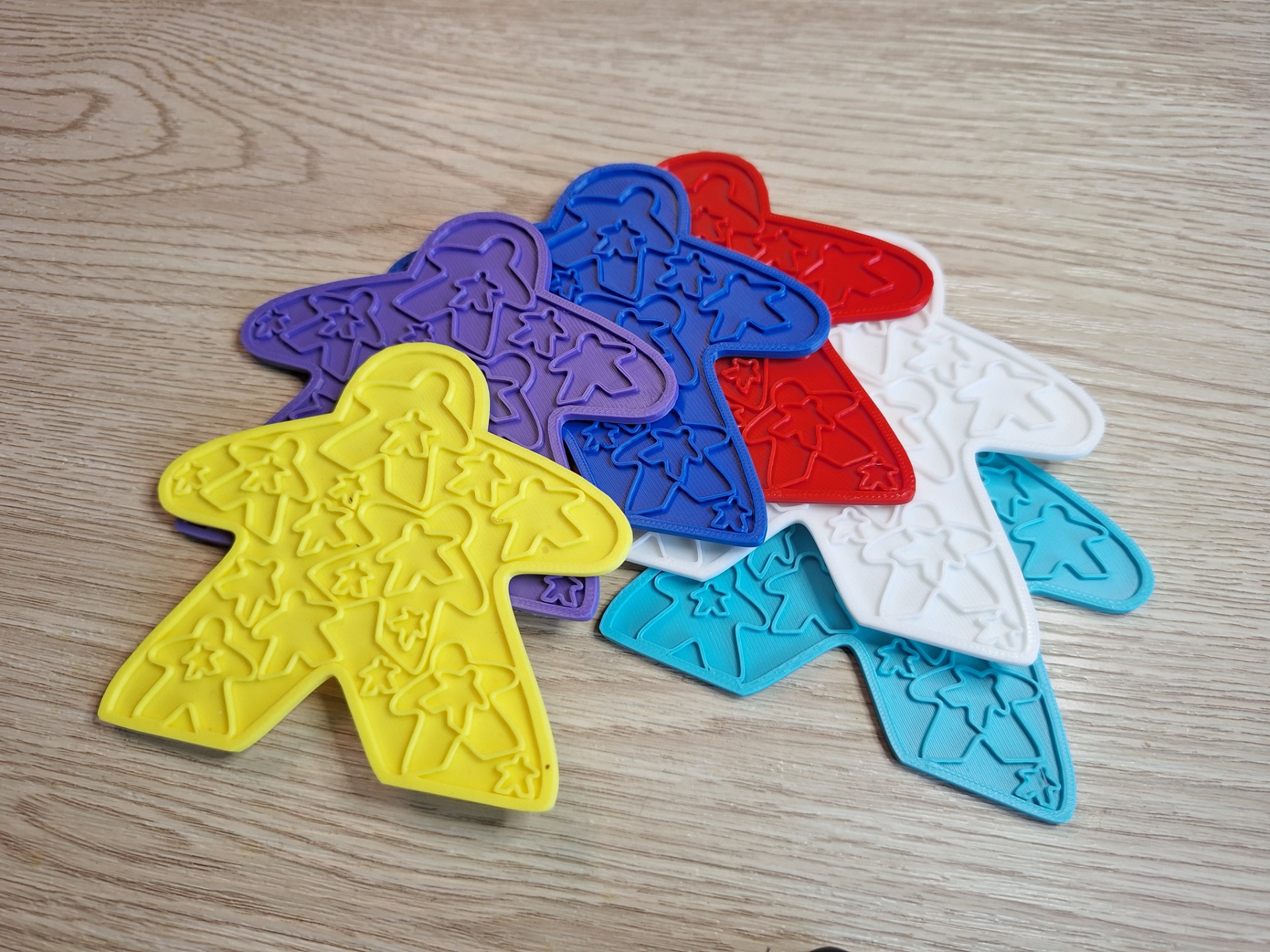 geel, paars, cobalt blauw, rood, wit en turquoise afgebeeld