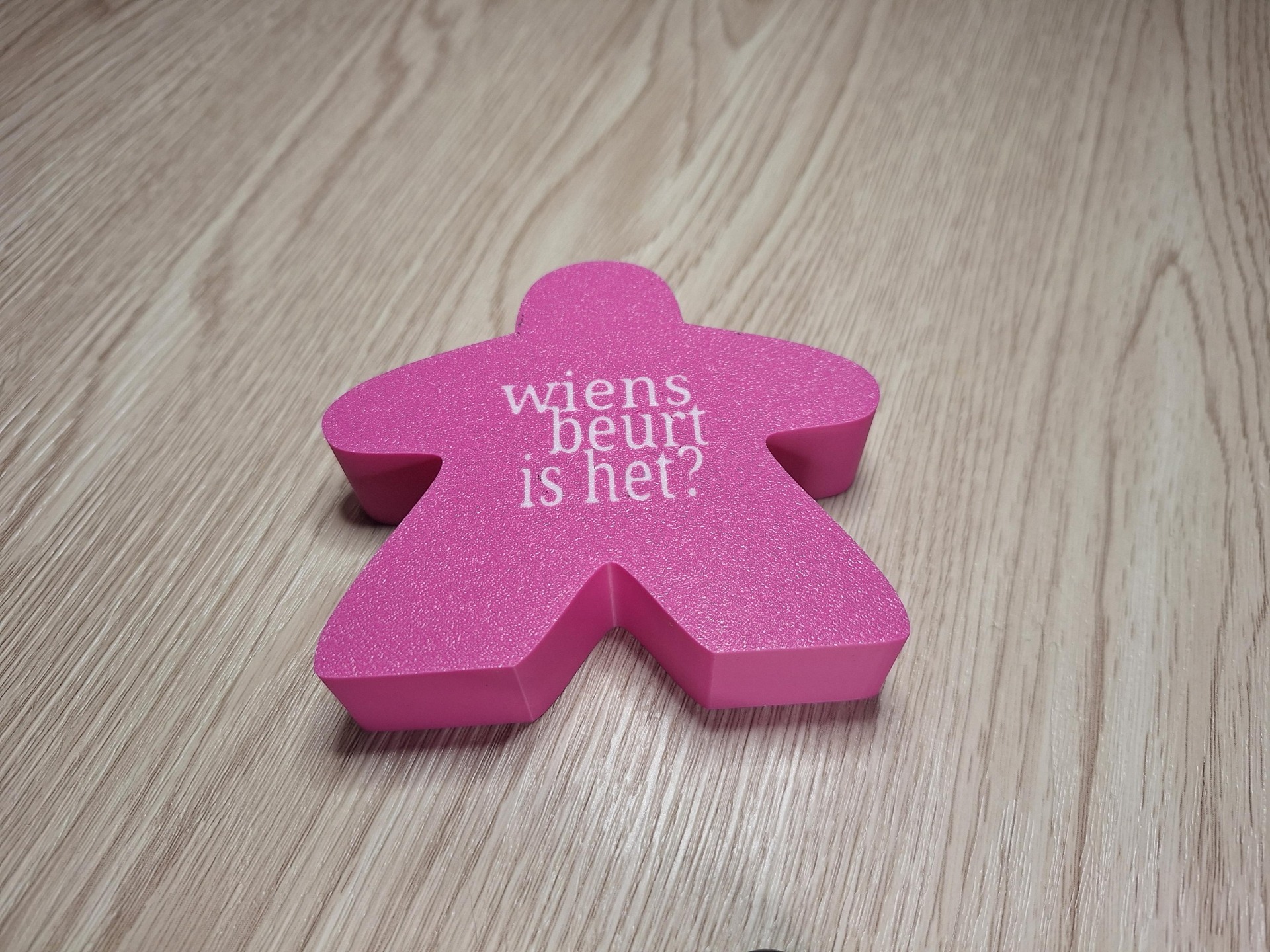magenta met witte letters