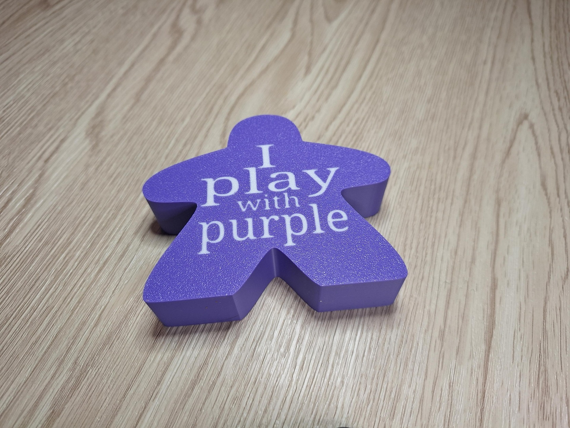 paars met witte letters