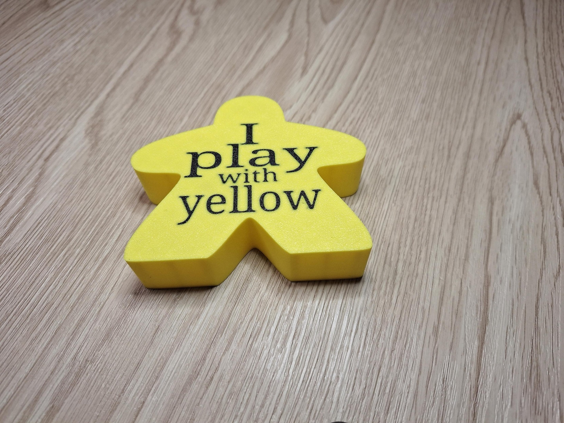 geel met zwarte letters