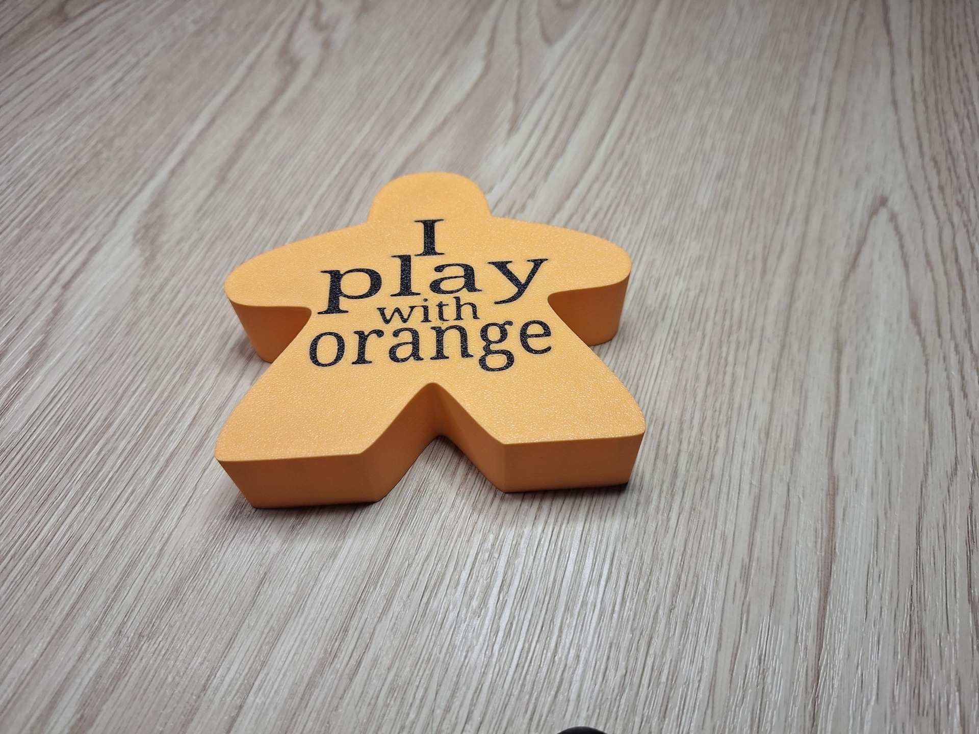 mat mandarijn oranje met zwarte letters