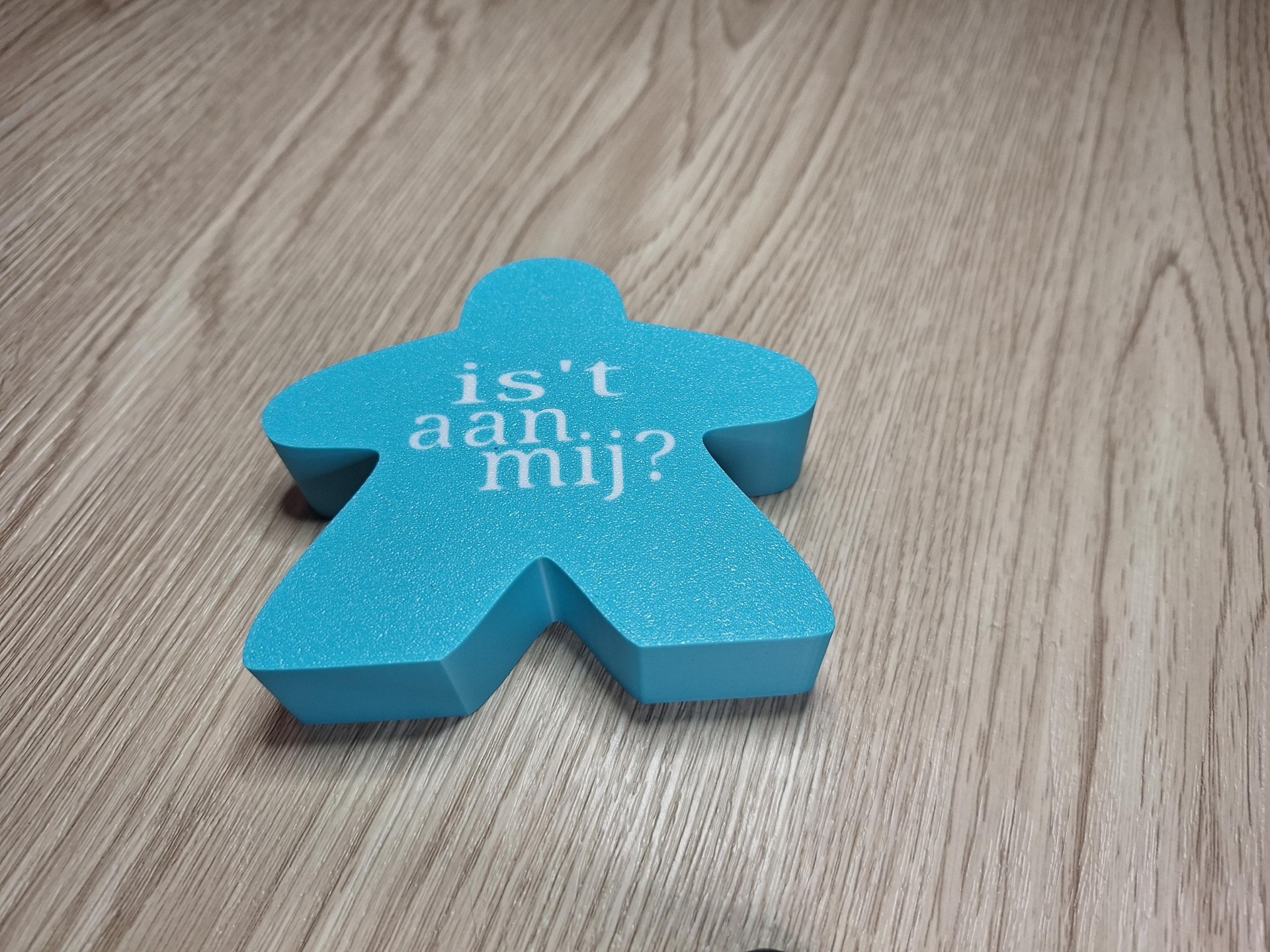 turquoise met witte letters