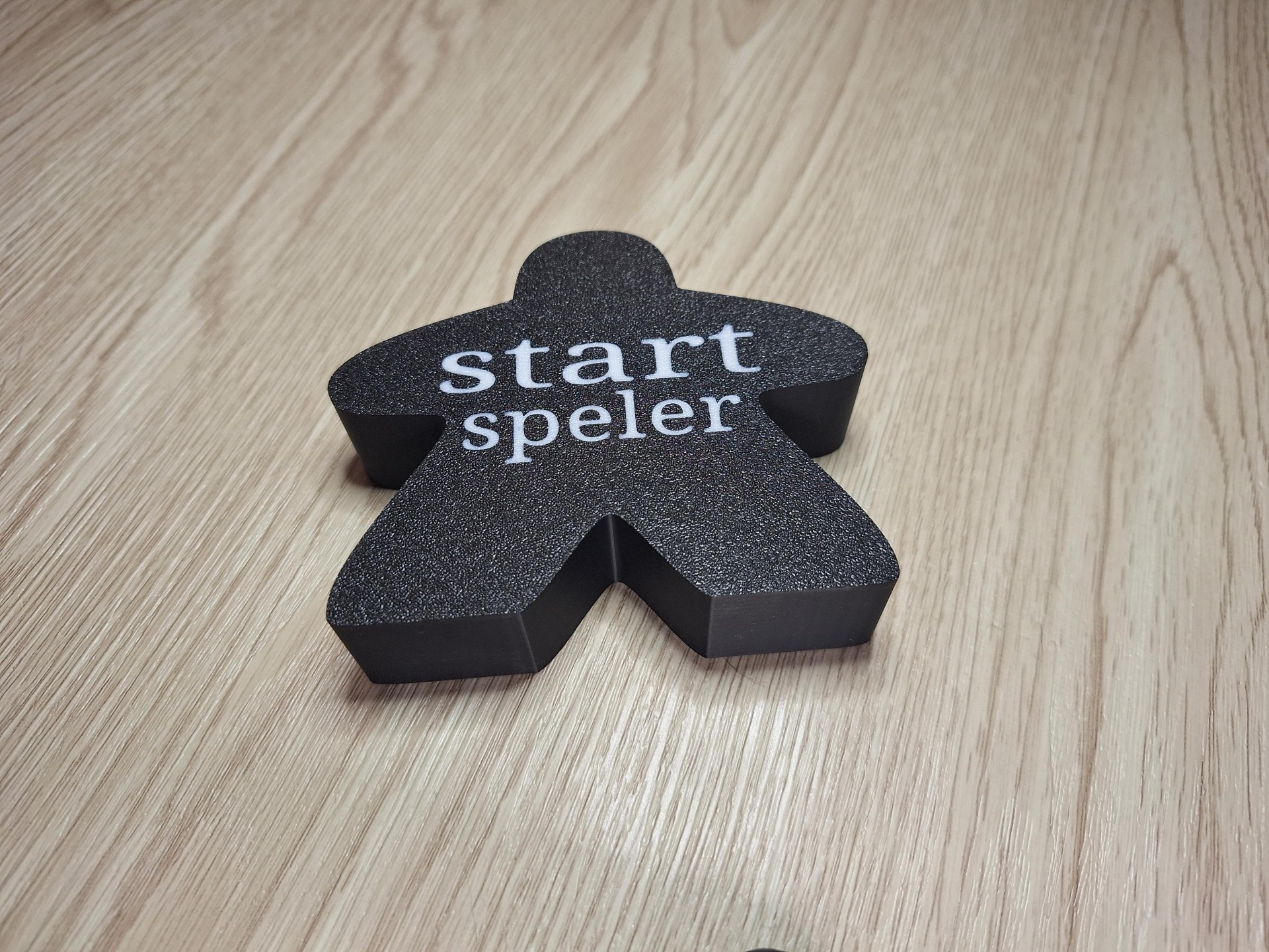 zwart met witte letters