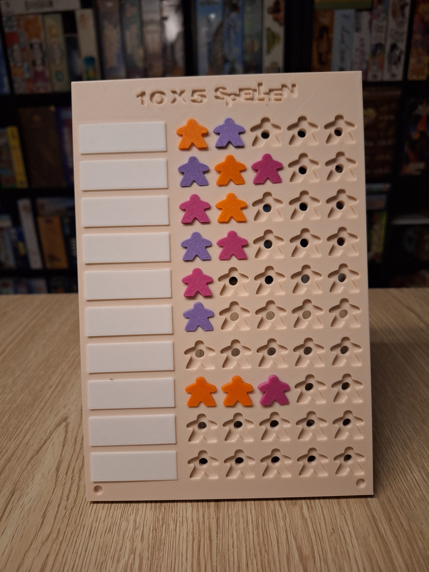 beige met oranje, magenta en lichtpaarse meeples