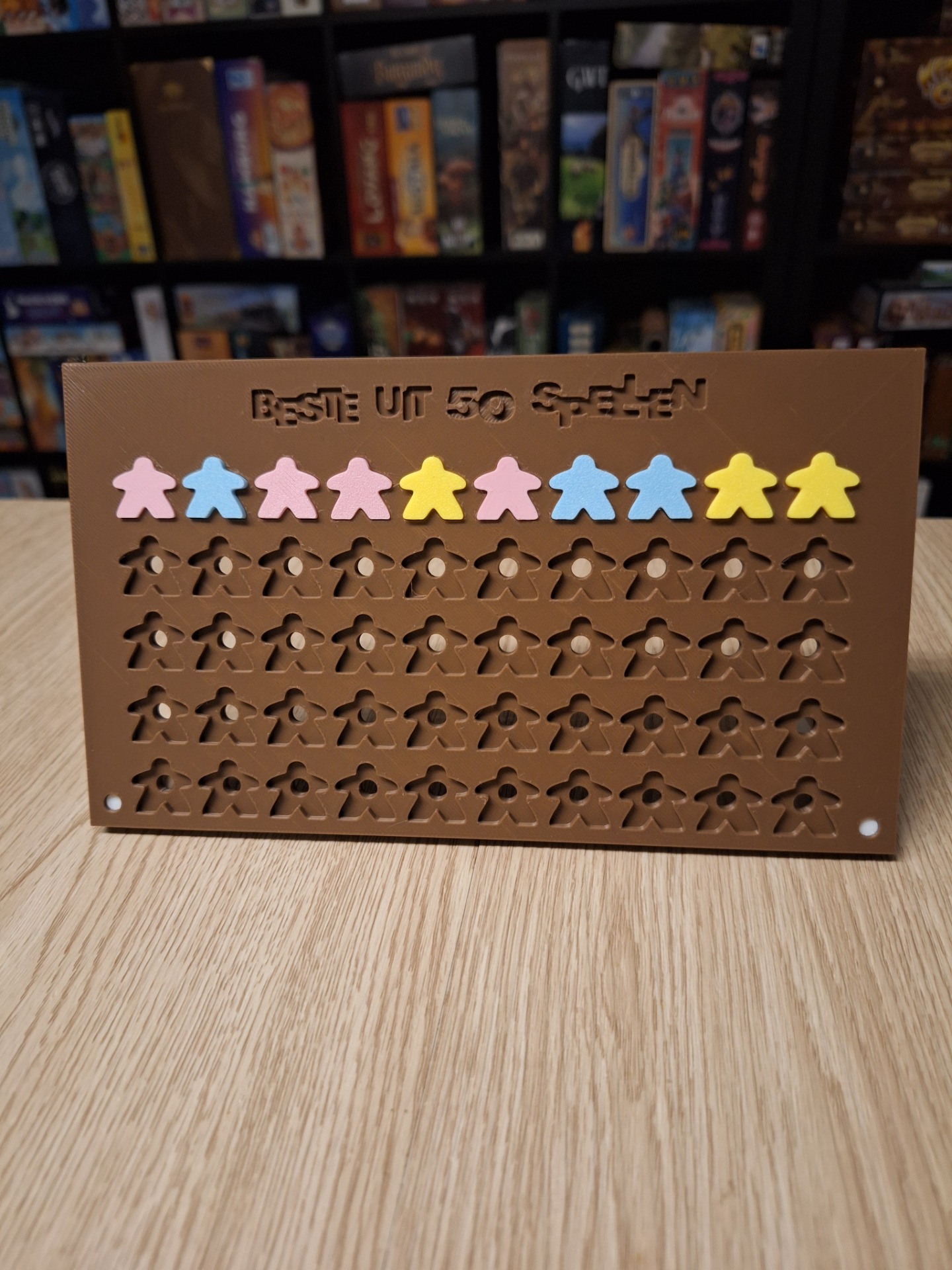 cacao bruin met sakuraroze, lichtblauwe en gele meeples